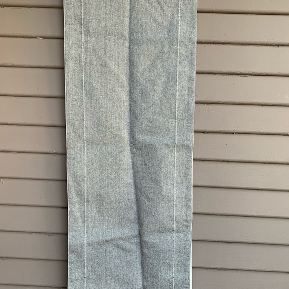 Heart and hand with magnolia table runner - Picture 7 of 8